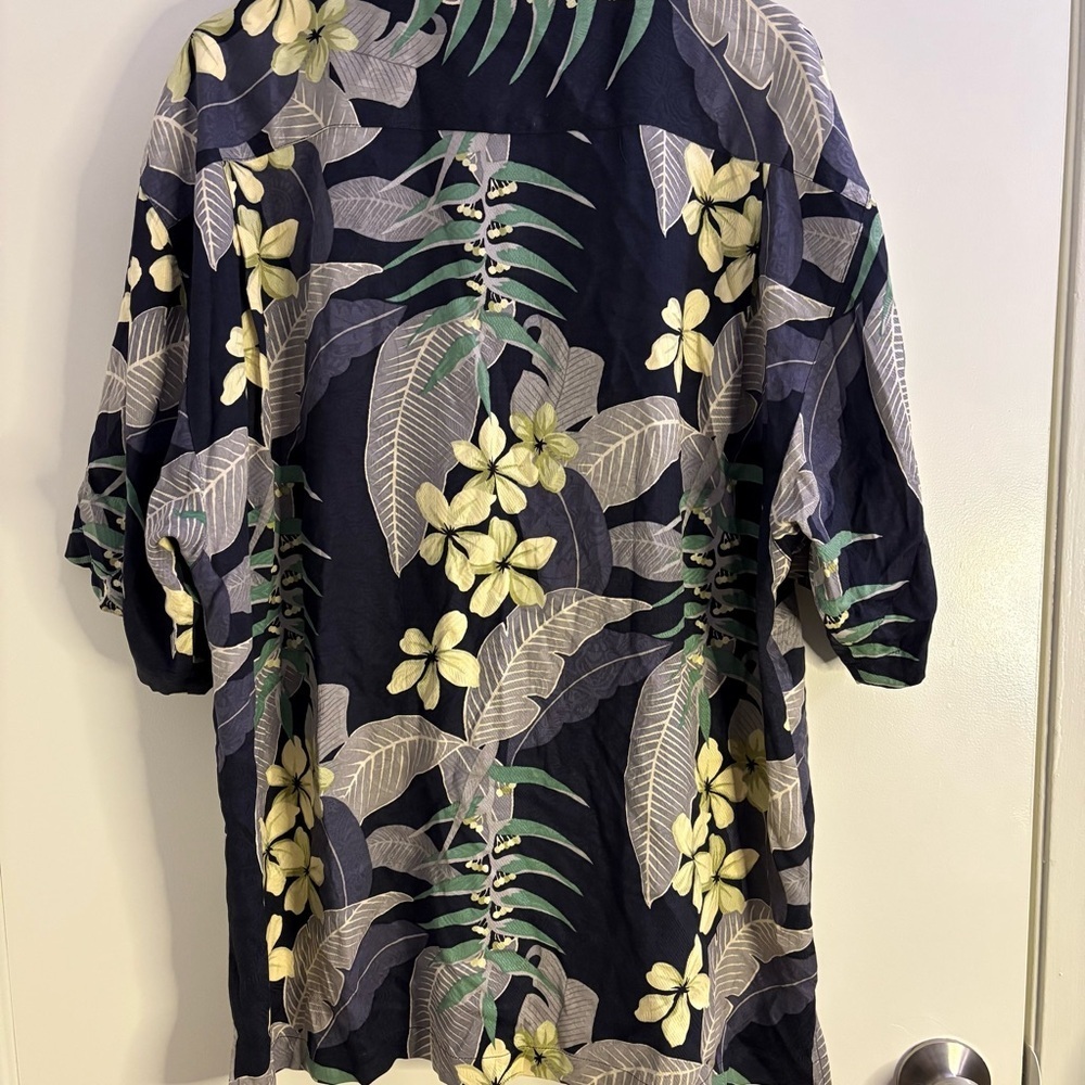 Tommy Bahama Men's Size XL 100% Silk Gray Navy Hawaiian Floral Resort Shirt - Picture 8 of 8